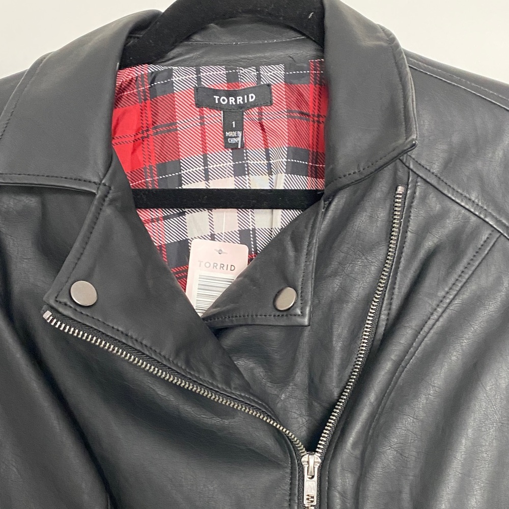 torrid size 1 (14/16) Black Faux Leather Moto Jacket with Red Plaid Lining - Picture 5 of 7